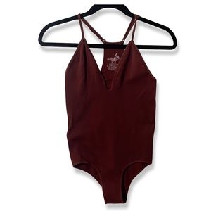 FREE PEOPLE - MAROON RIBBED SEAMLESS BODYSUIT WITH RAZOR BACK & V-NECK